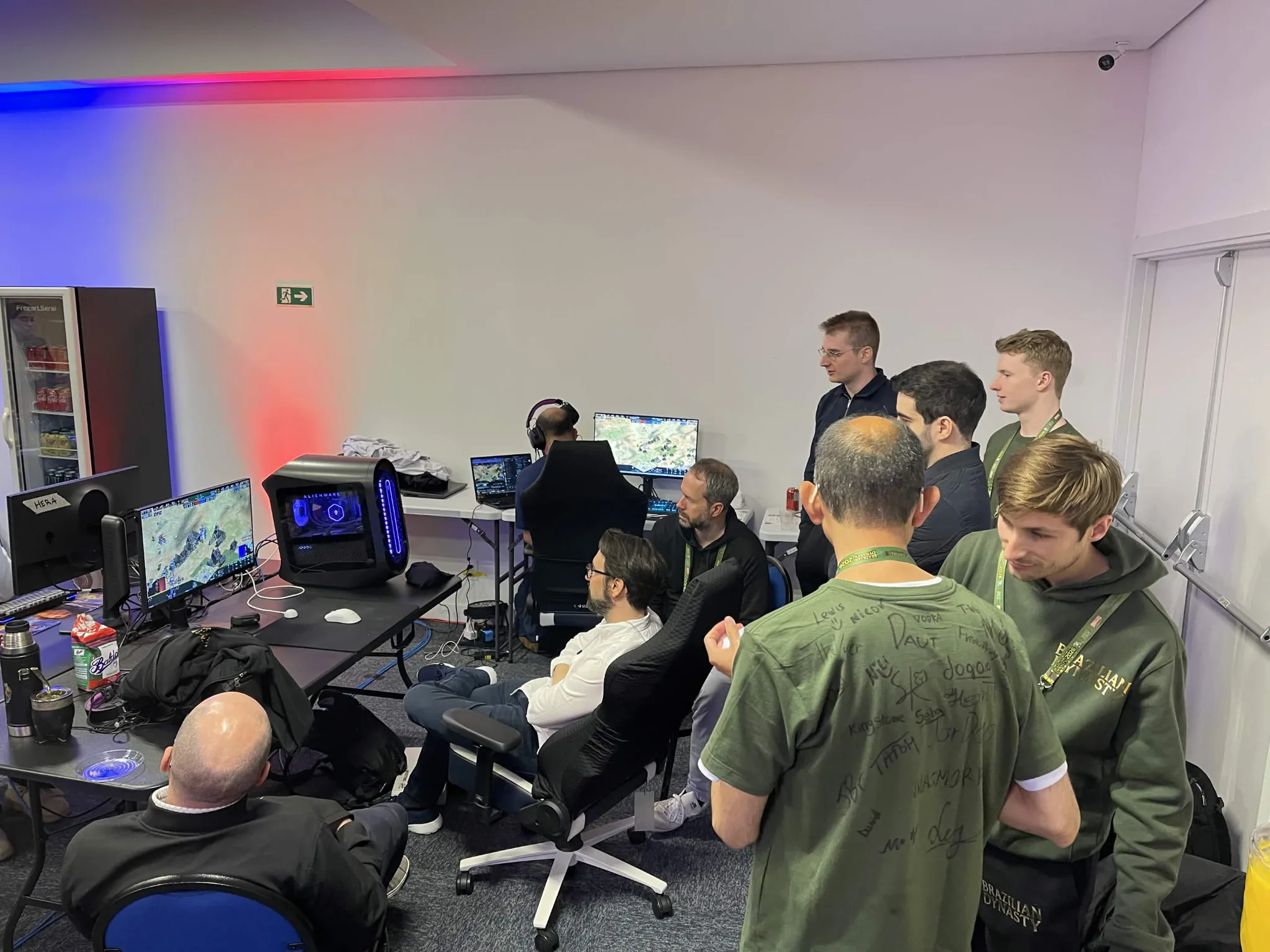 Players and attendees gathered around computers during the Brazilian Dynasty event